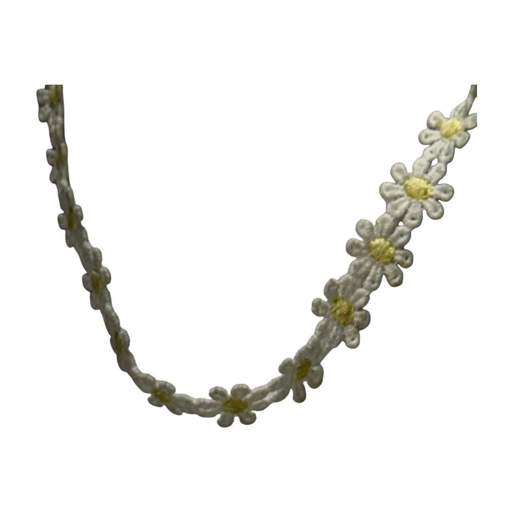 White Daisy Chain Choker Necklace Floral Fabric Yellow Silver Clasp - Picture 3 of 5